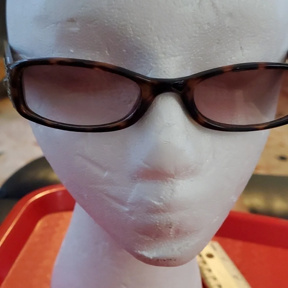 FOSSIL SUN GLASSES, ‎ BROWN FAUX TORDISE COLOR. REINSTONES ON SIDE.